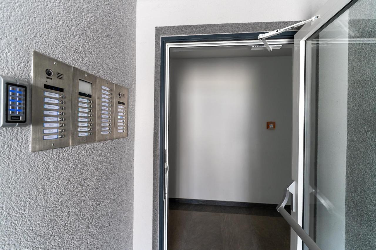 Apartment Roni + Besplatan Parking Zadar Zewnętrze zdjęcie