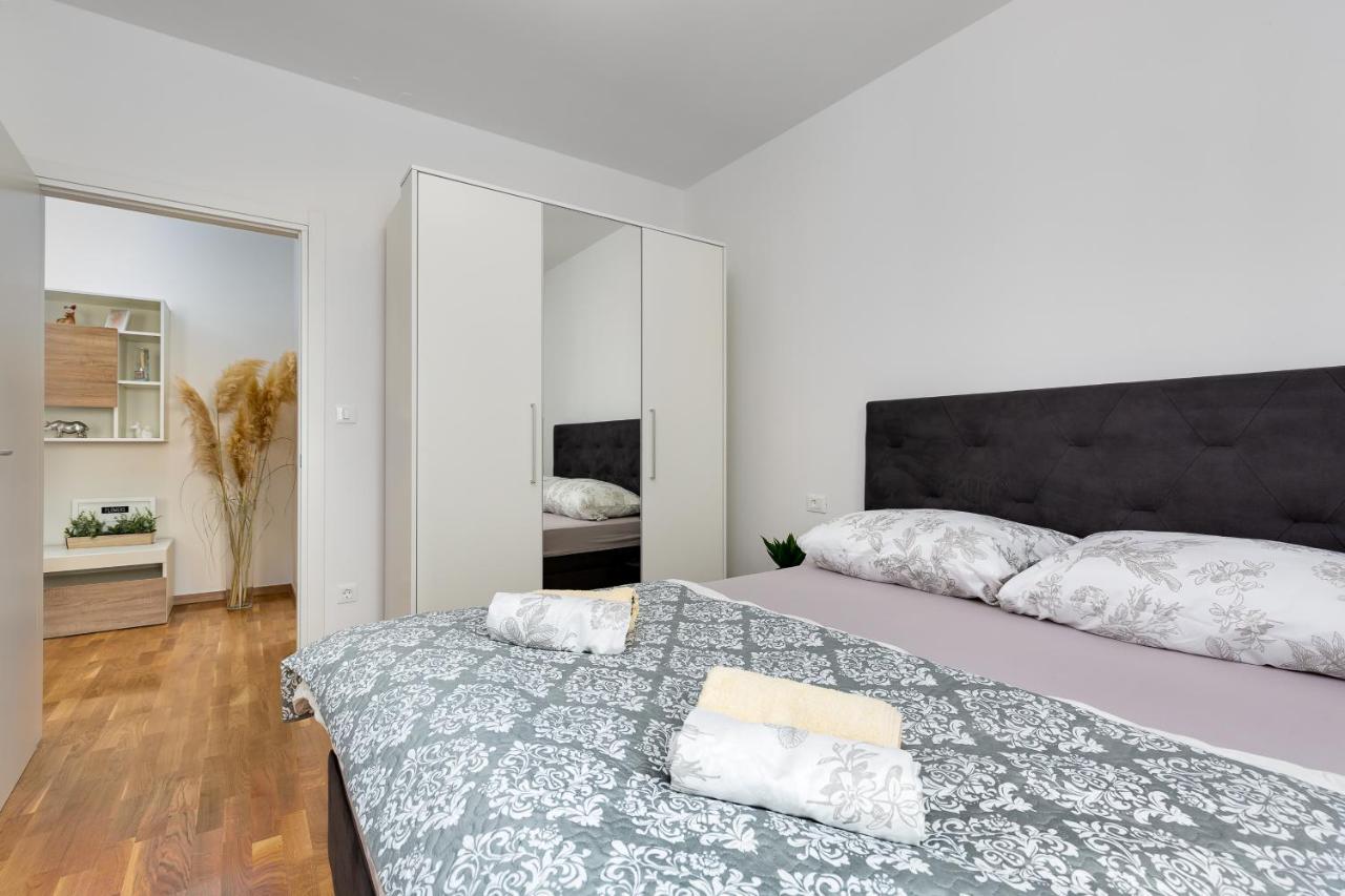 Apartment Roni + Besplatan Parking Zadar Zewnętrze zdjęcie